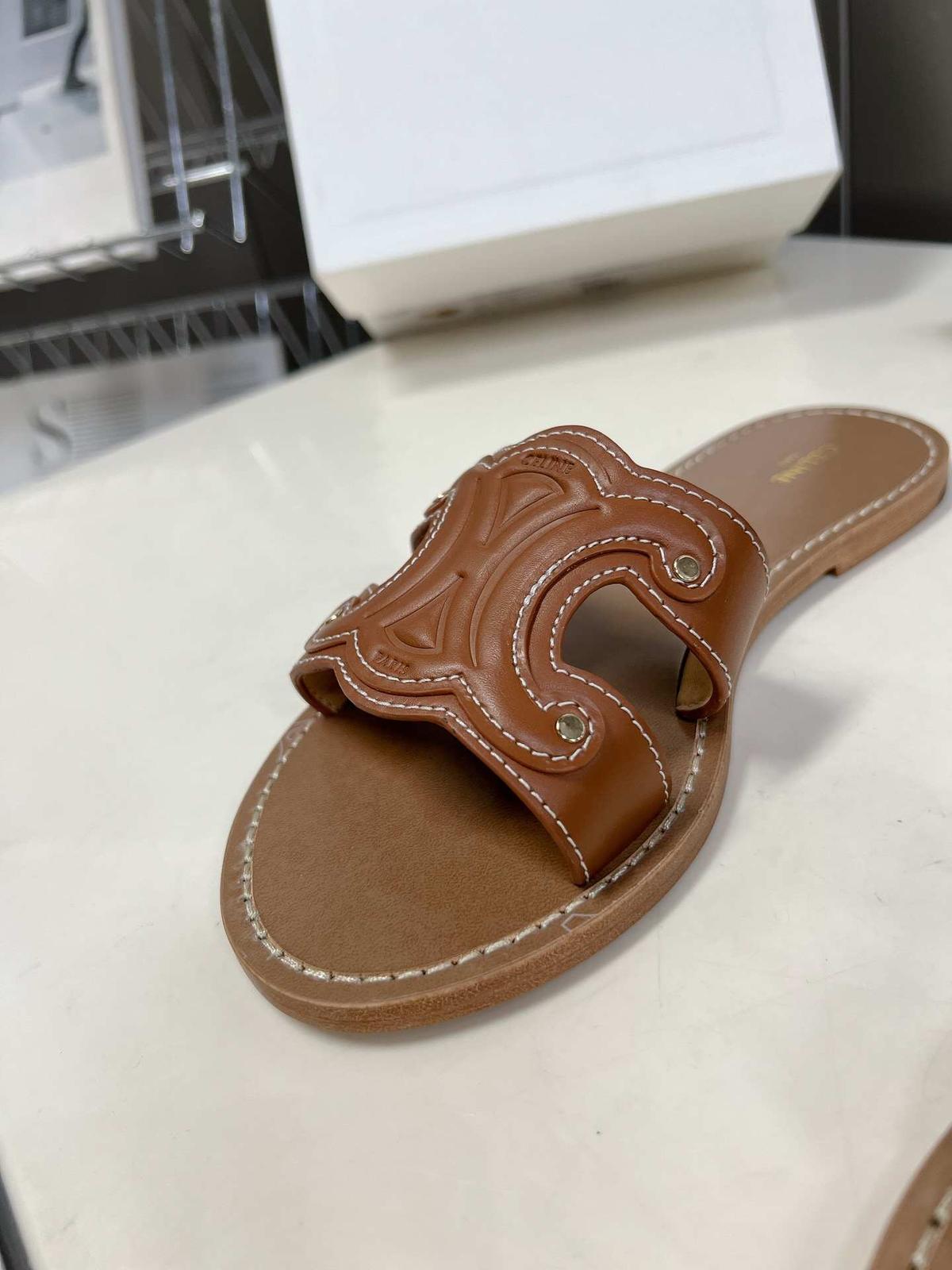 Celine Triomphe Mule Brown pour femmes 352413767C.04LU