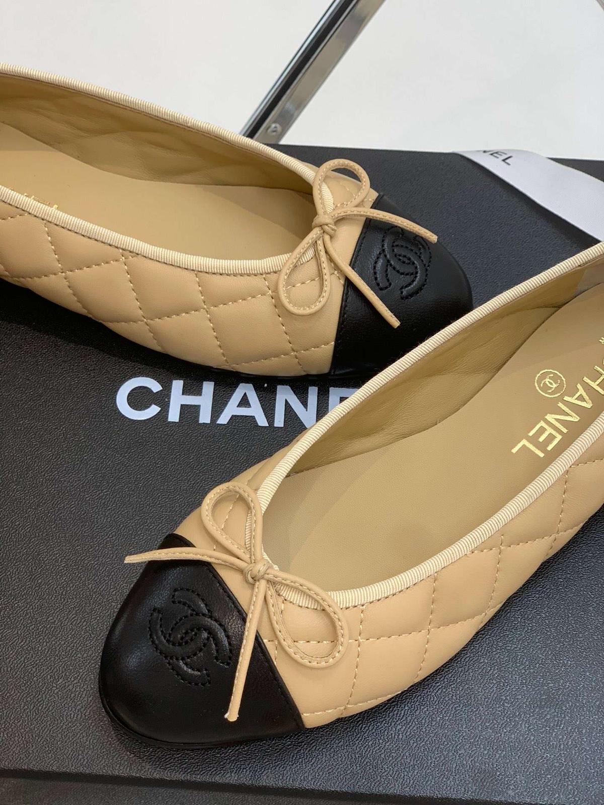 Chanel Ballet Flats Beige pour femmes