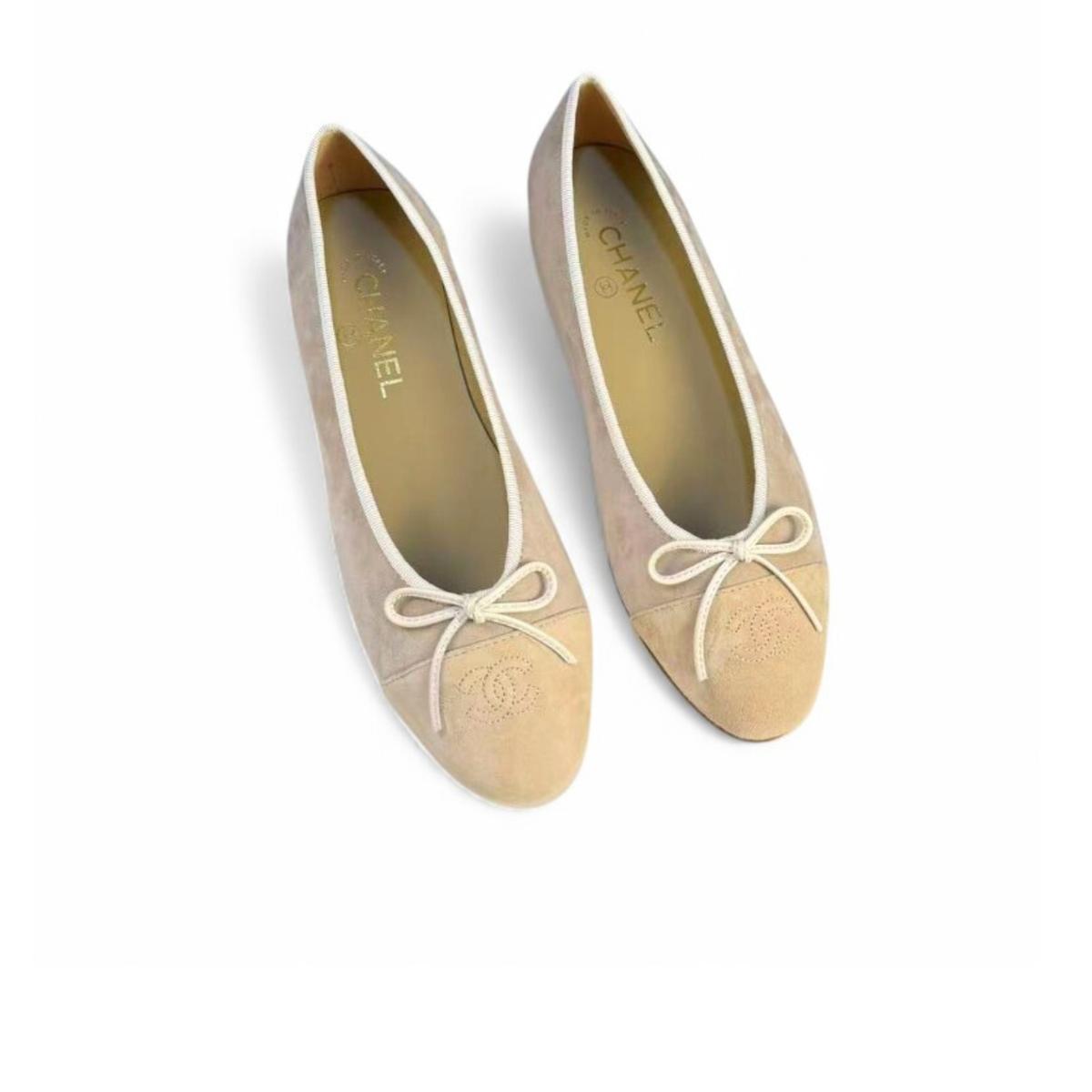 Chanel Ballet Plats Suede crème pour les femmes