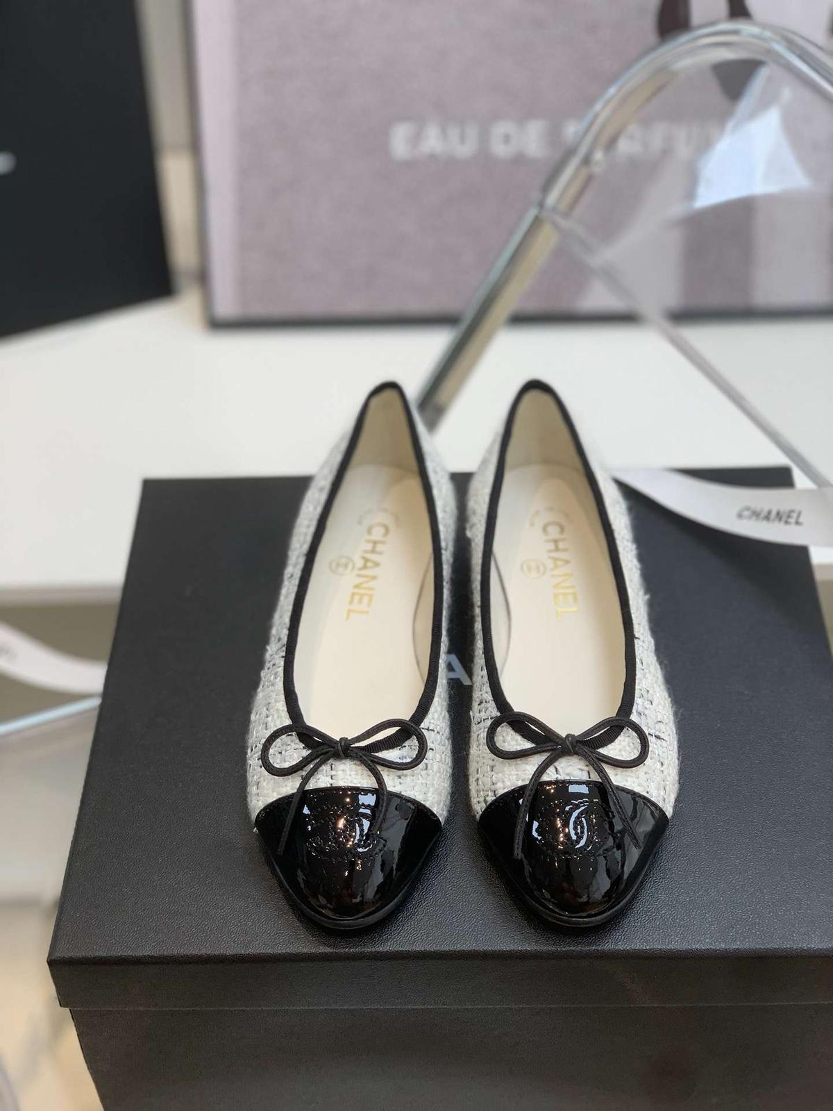 Chanel Ballet Flats Blanc pour les femmes