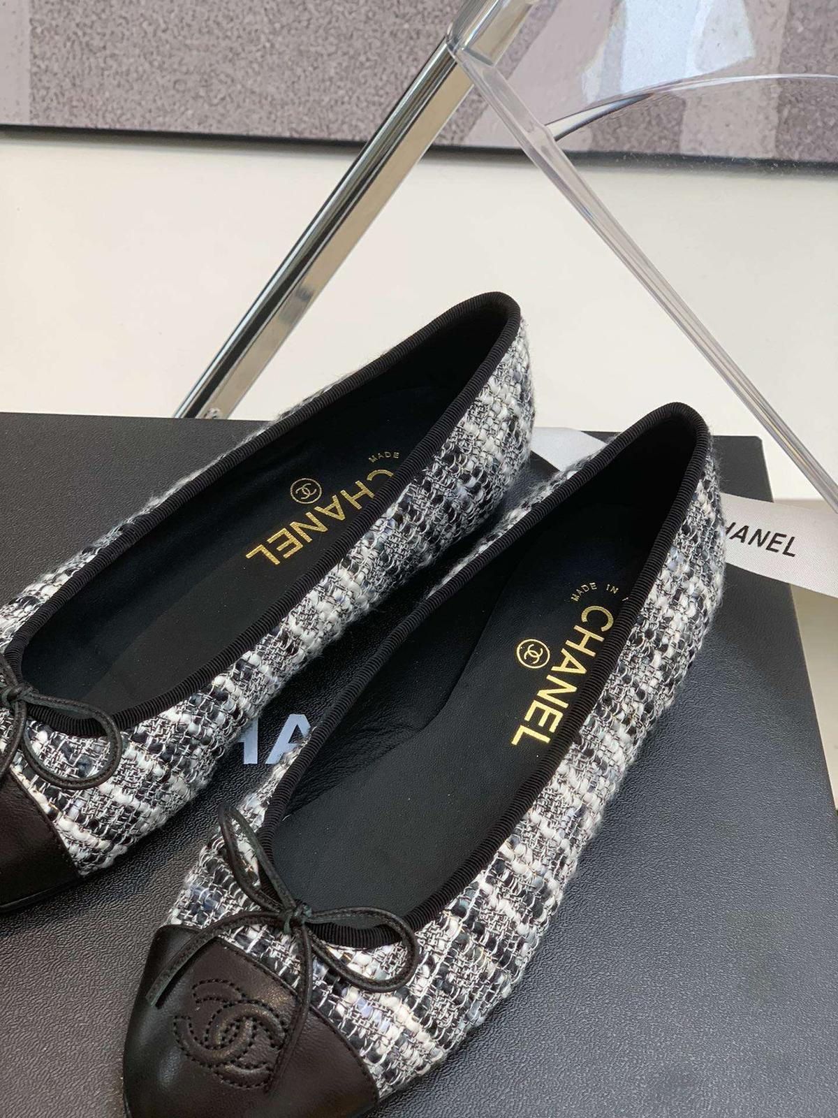 Chanel Ballet Flats Blanc pour les femmes