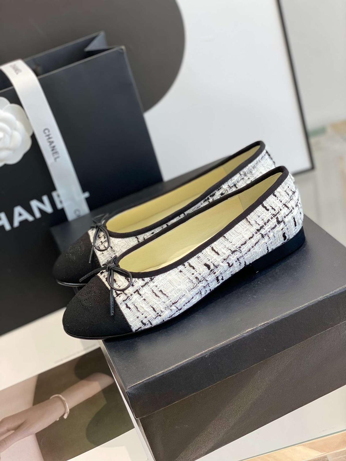 Chanel Ballet Flats Blanc pour les femmes