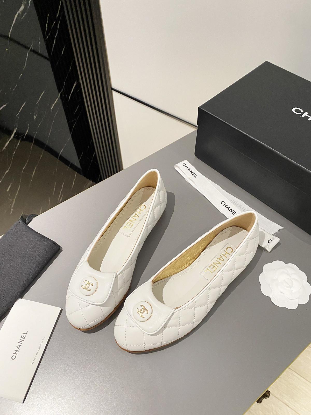 Chanel Ballet Flats Blanc pour les femmes