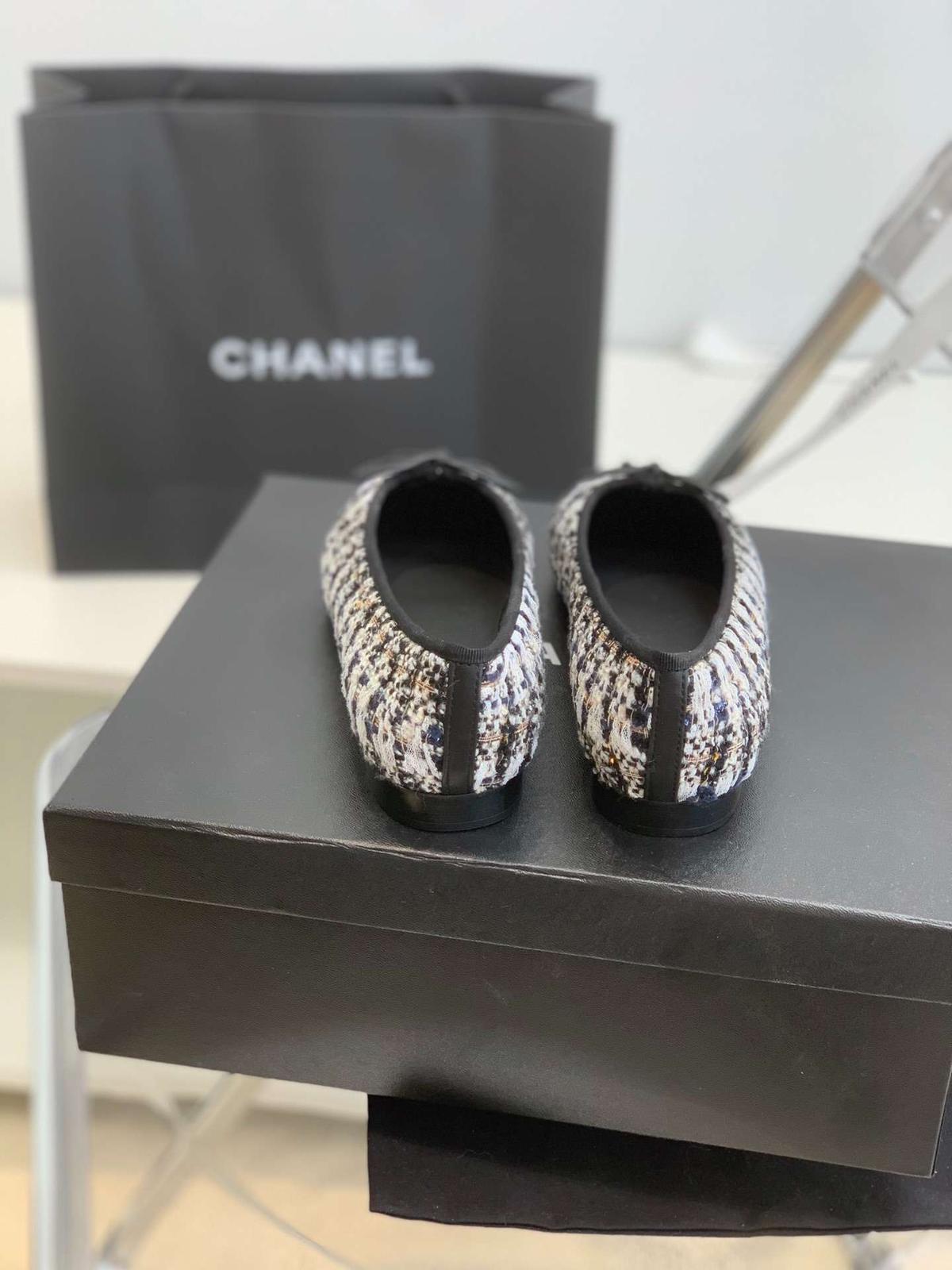 Chanel Ballet Flats Blanc pour les femmes
