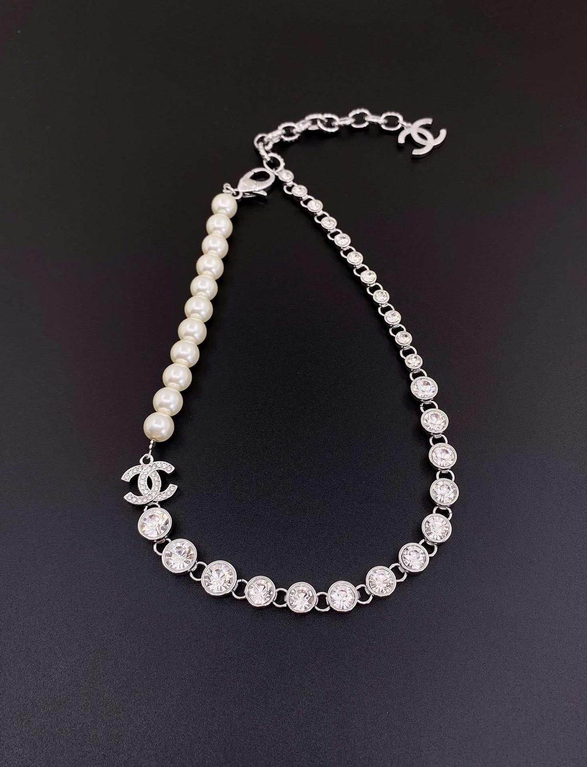 Collier de perles de chaîne Chanel blanc pour les femmes
