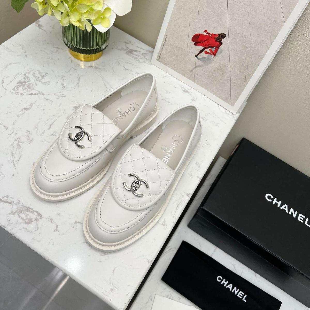 Chanel Mocassins Blanc pour les femmes
