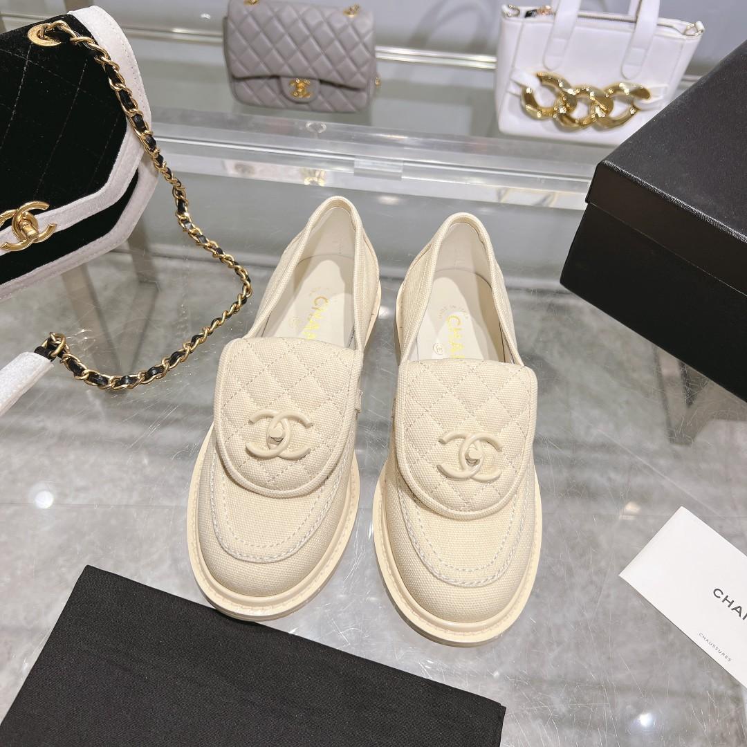 Chanel Mocassins Blanc pour les femmes