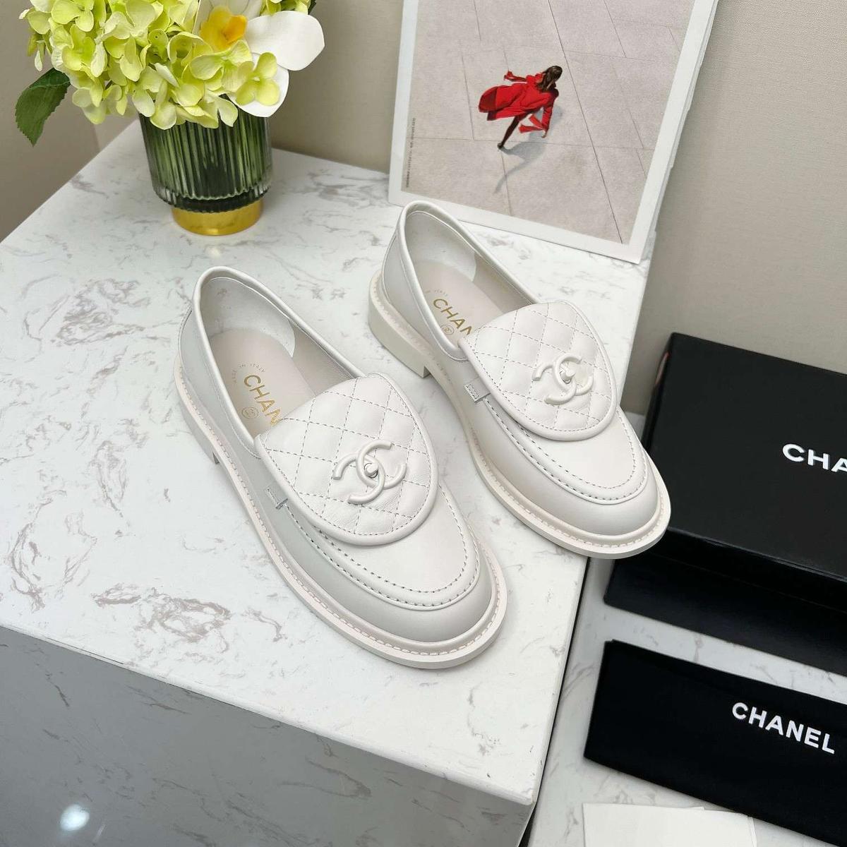 Chanel Mocassins Blanc pour les femmes