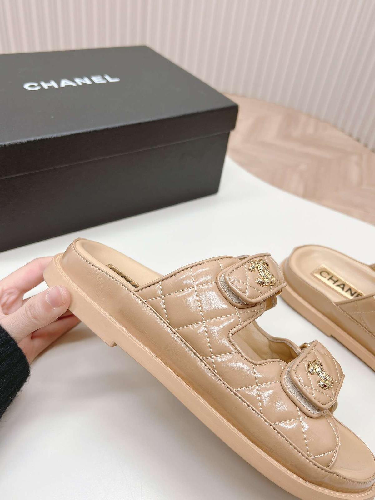 Sandales Chanel avec Chanel Logo Beige pour les femmes