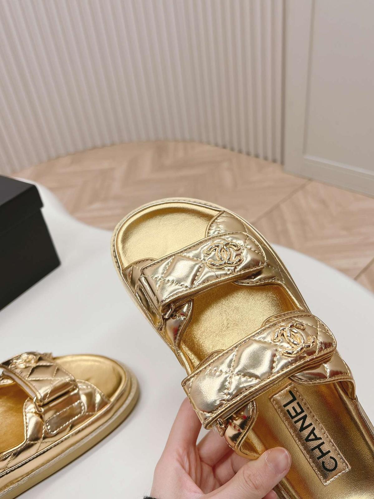 Sandales Chanel avec logo Chanel or pour les femmes