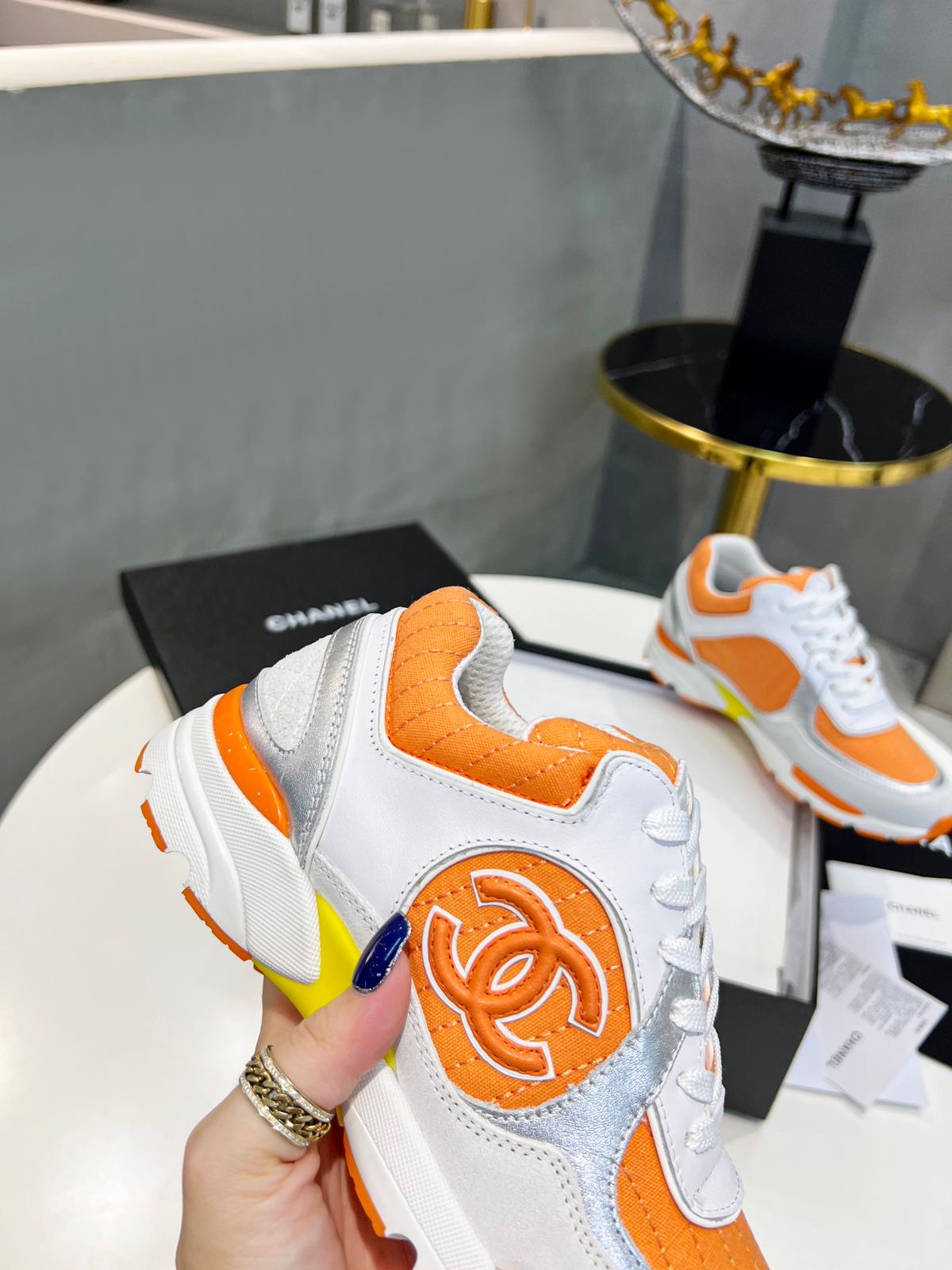 Chanel Sneakers Orange pour les femmes