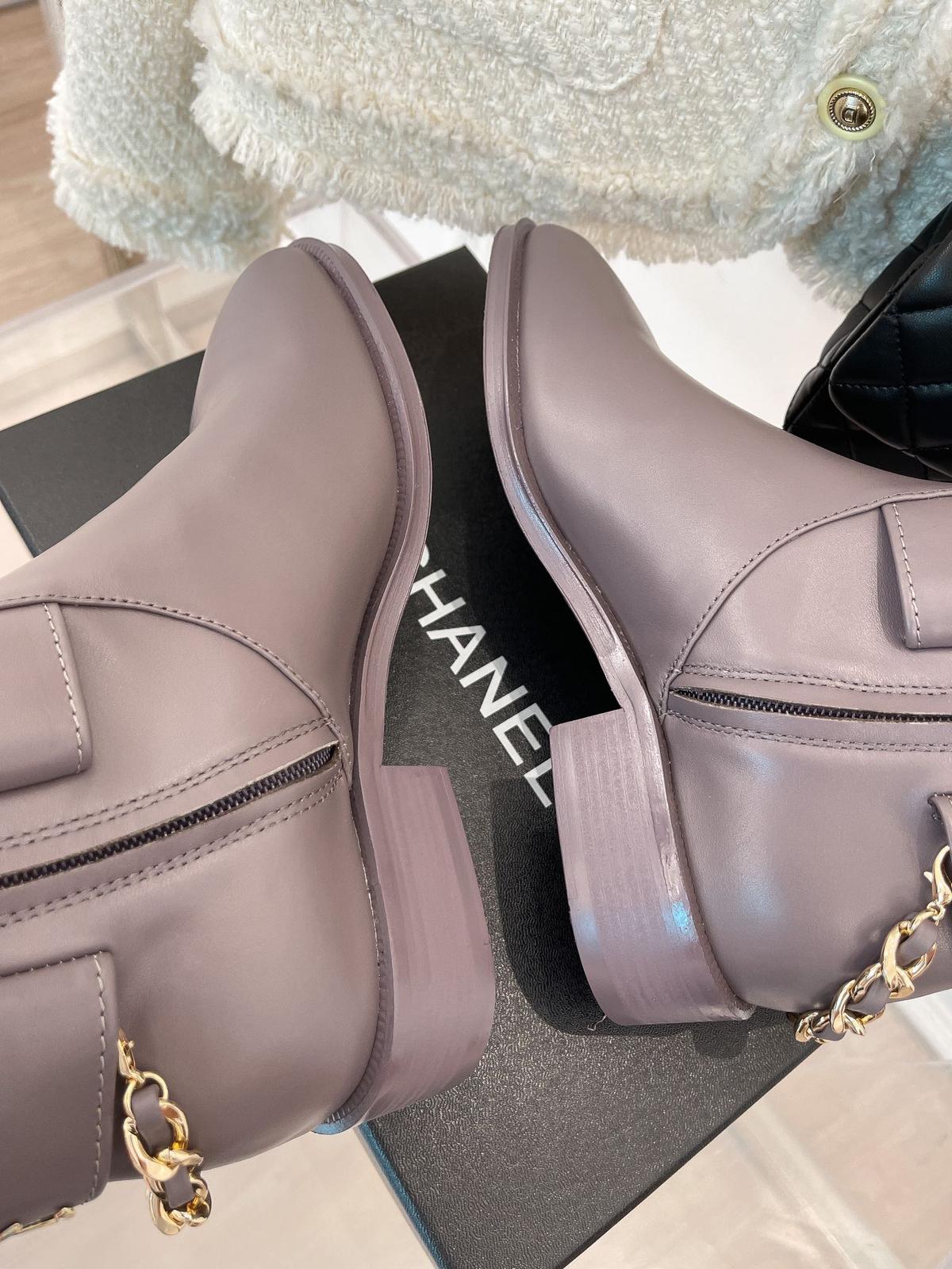 Bottes de cheville de Chanel femmes avec chaîne de lumière violette pour les femmes 1,5in/4cm
