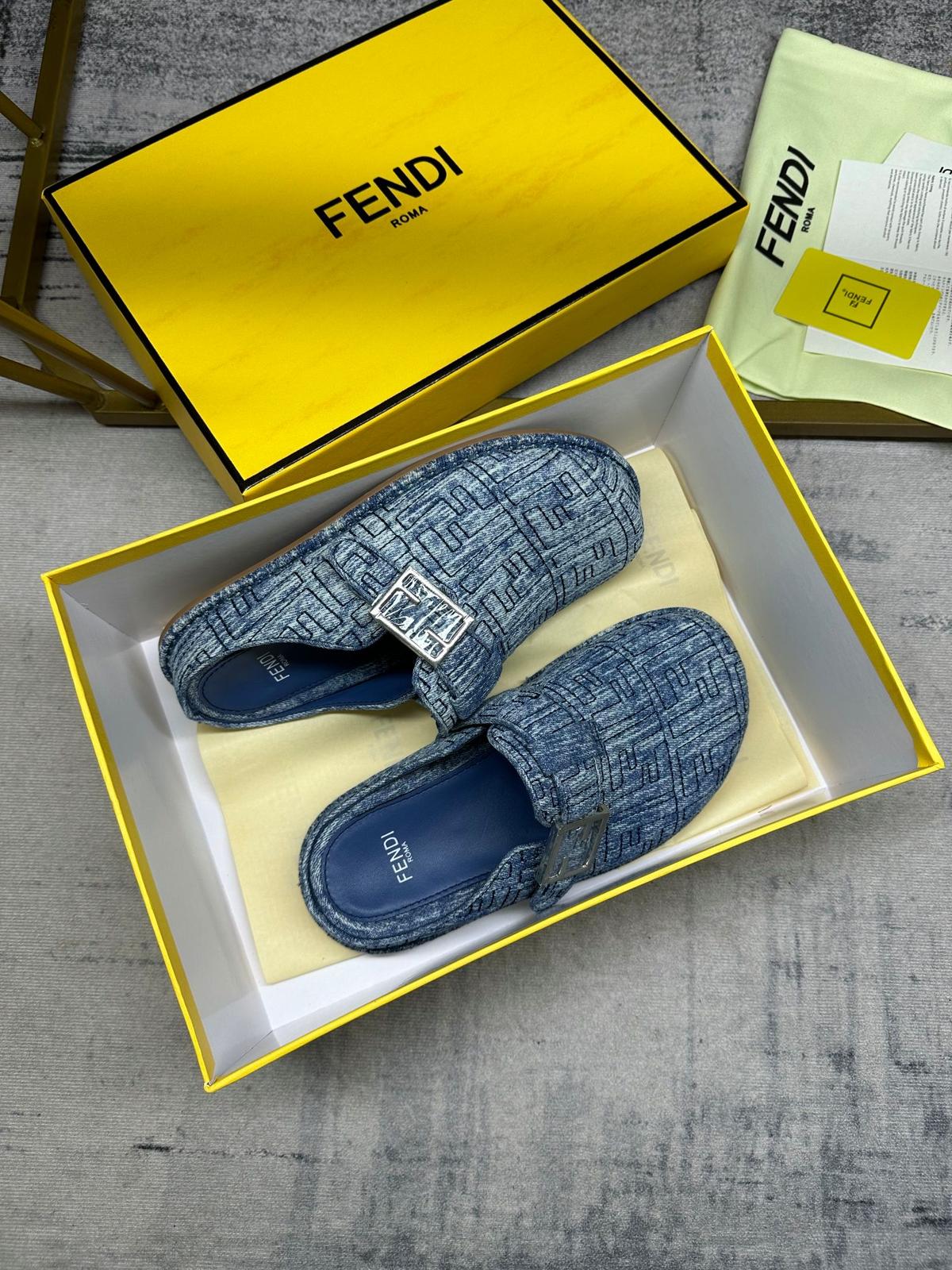 Fendi se sent Mules Bleu pour les hommes