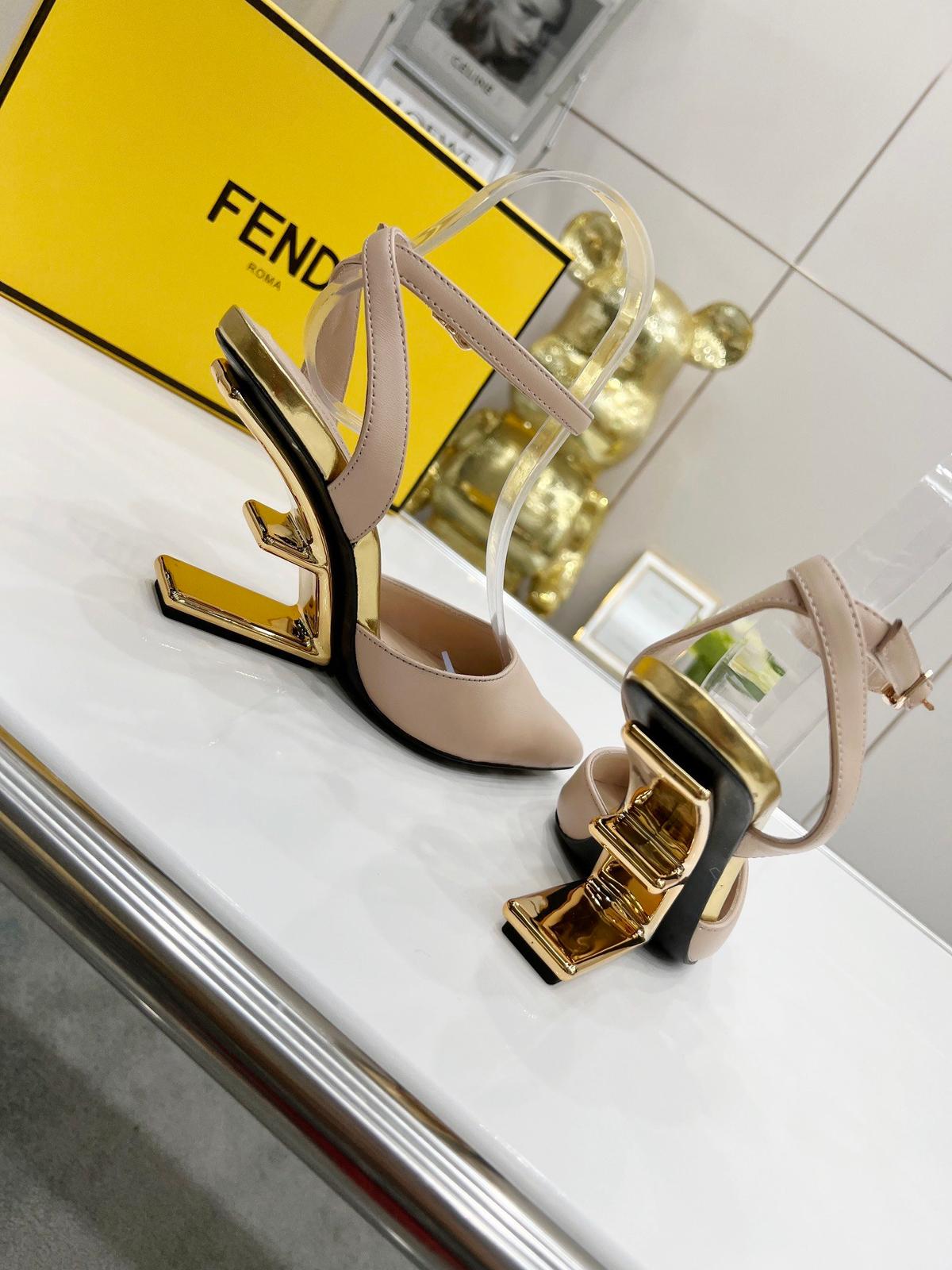 Première nudité Fendi pour les femmes FF