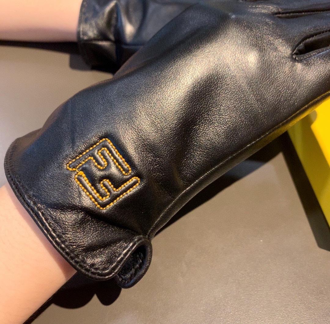 Fendi Gloves In Black