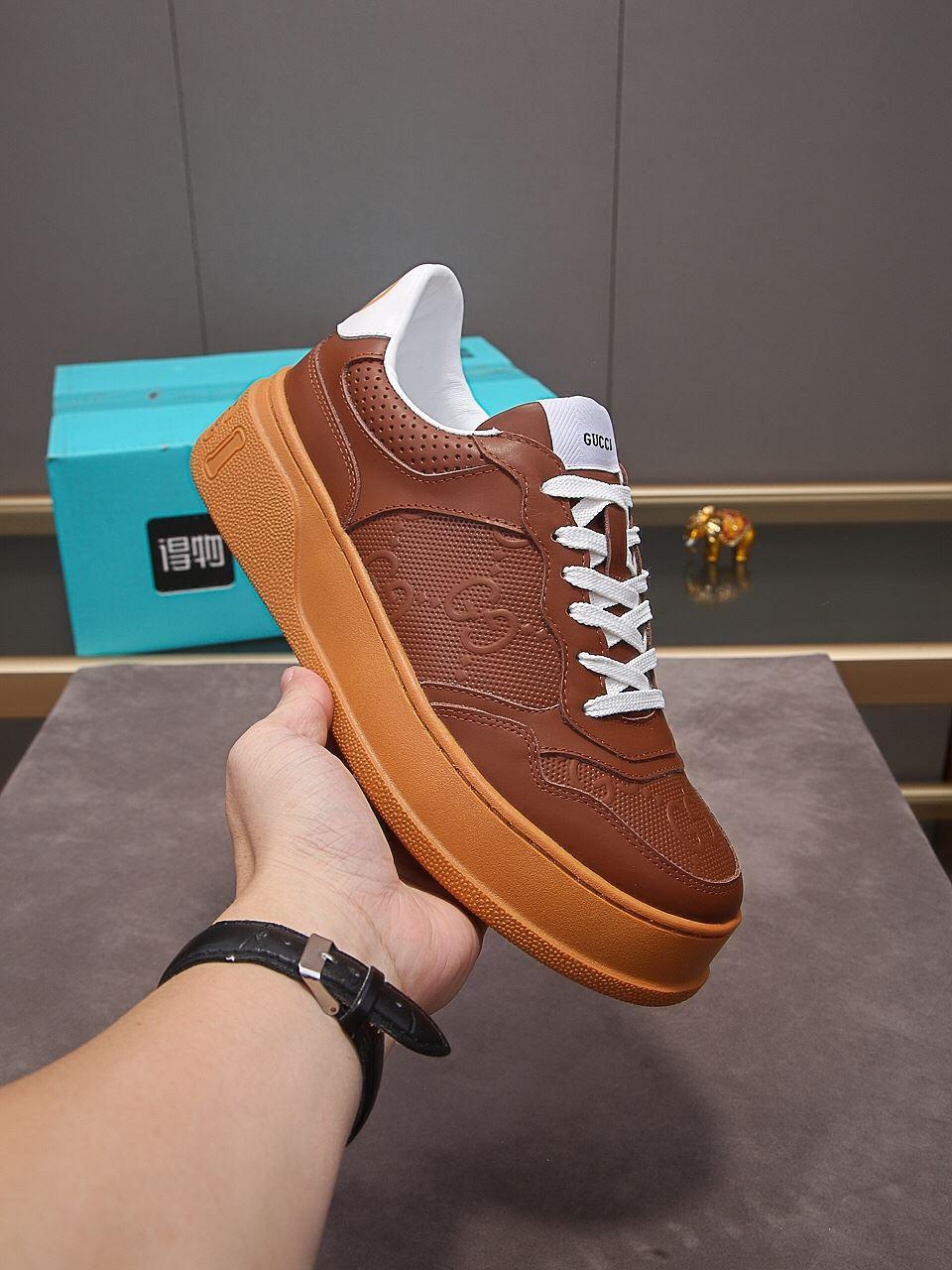 Gucci Homme GG Embossed Sneaker Brown pour hommes 669582