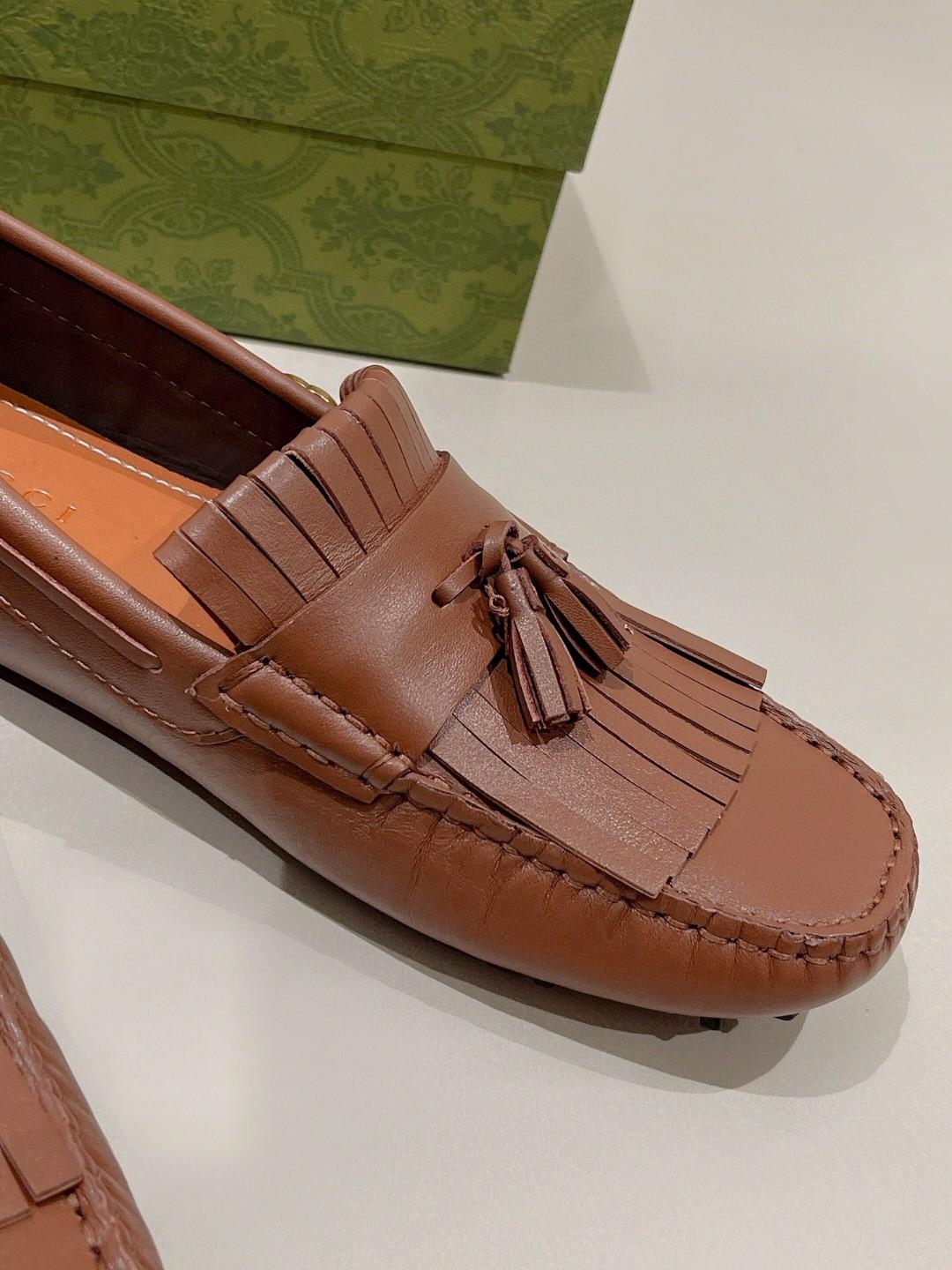 Gucci Men's Loafer avec chauffeur enroulant G Brown pour les hommes 624699