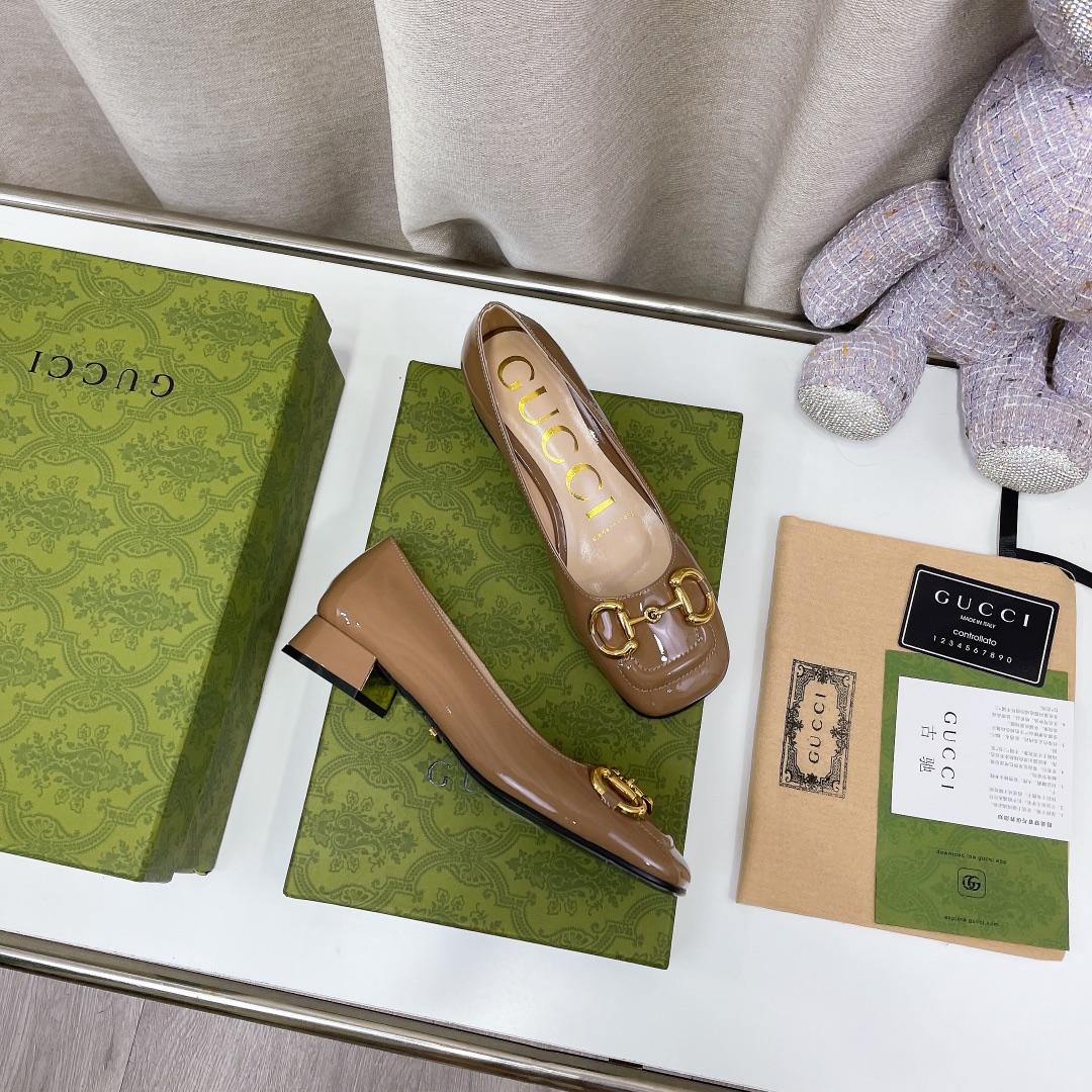 Gucci Pompe au milieu du talon avec Chevalbit vert pour les femmes