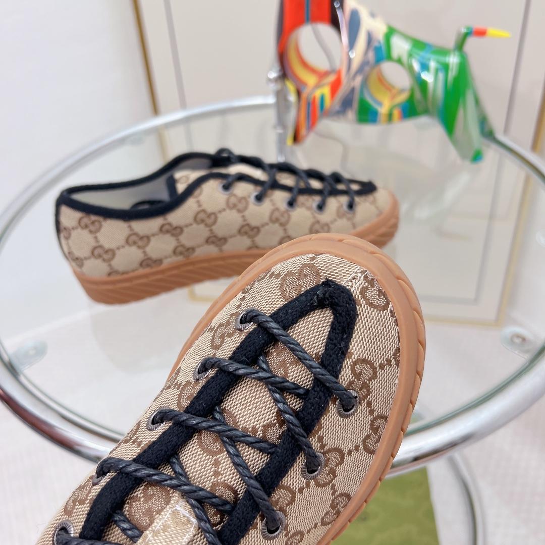 Gucci Femmes Maxi GG Sneaker Beige pour les femmes GG