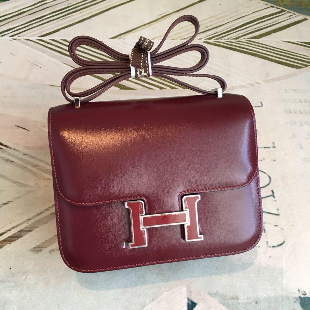 Hermes Constance 18 Crossbody Bag 7.1in/ 18cm Burgundy Swift Bracelet en cuir pour femmes