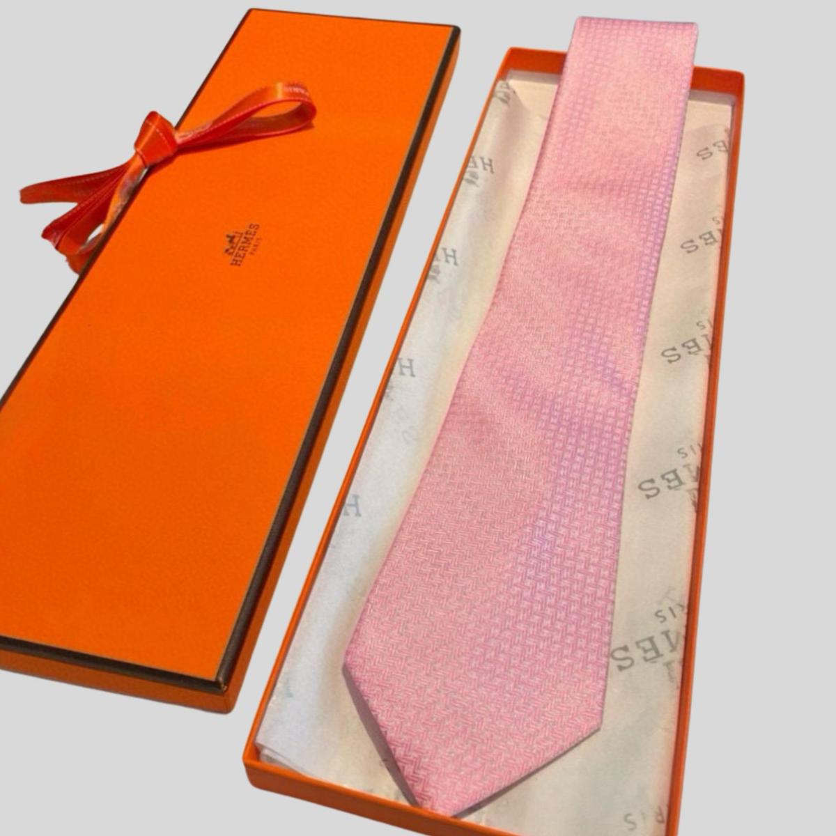 Hermes Elegent Rose Tie en soie pour les hommes