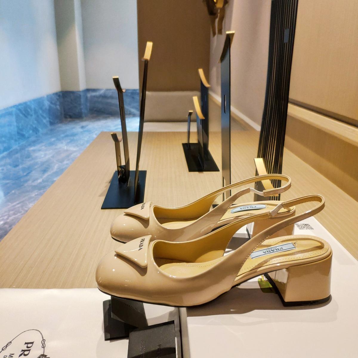 Prada Patent Sling-Back pompes beige foncé pour les femmes 1.8in/45mm PRD