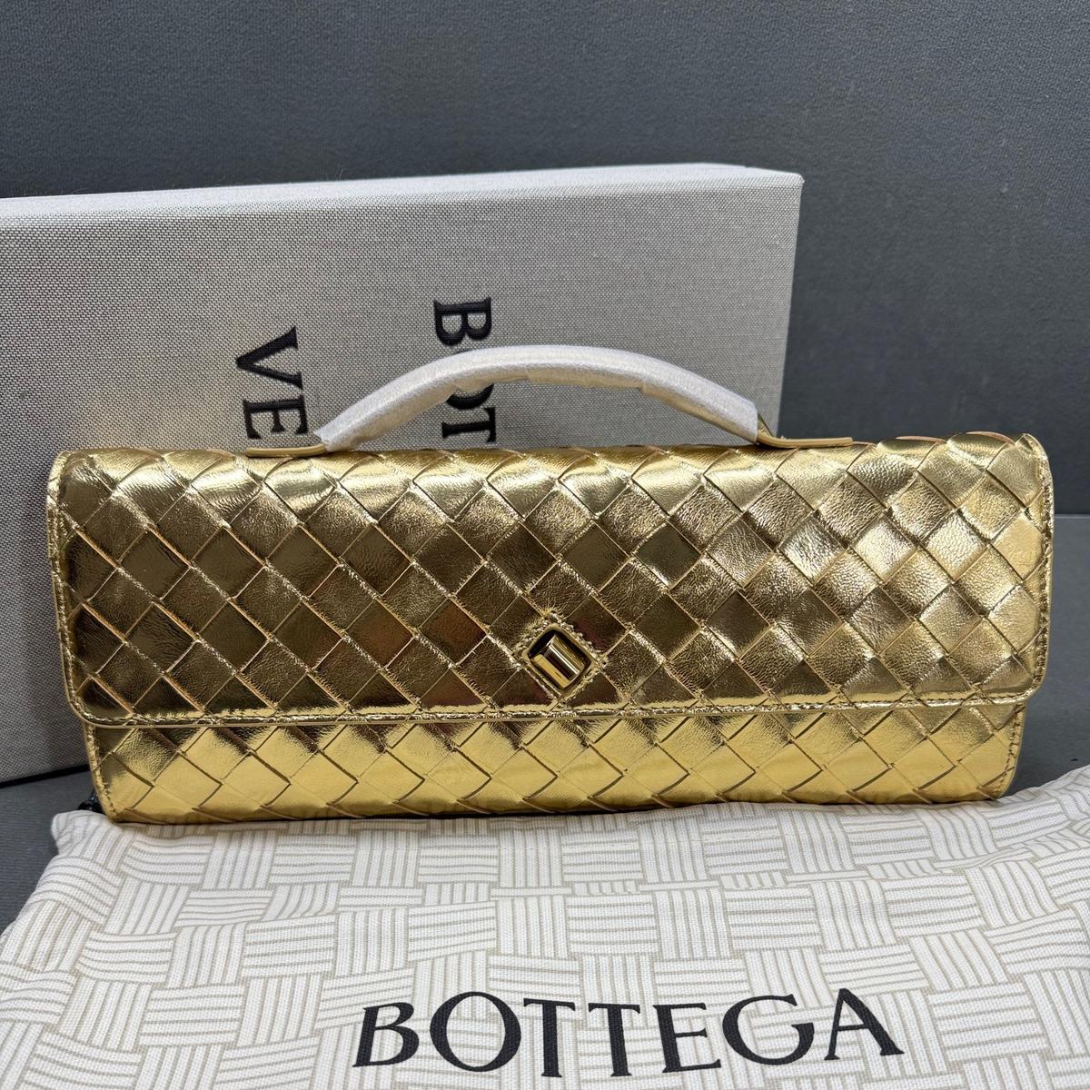 Bottega Veneta Andiamo Clutch 12.2in/ 31cm Gold Metallic Gold Hardware For Women 741511V4P128922