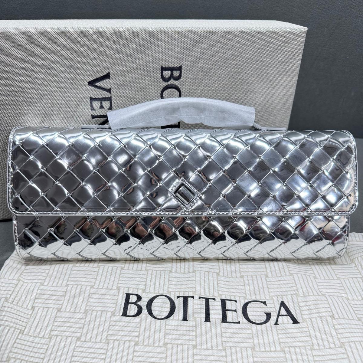 Bottega Veneta Andiamo Embrayage 12.2in/ 31cm Argent Métallique Argent Matériel pour femmes