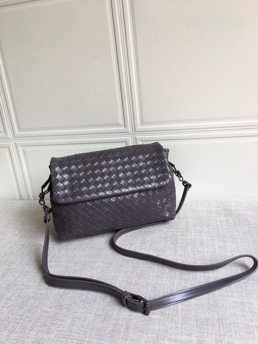 Bottega Veneta Classic Intrecciato Dark Brown, For Women, Women’s Bags 8.9in/22.5cm