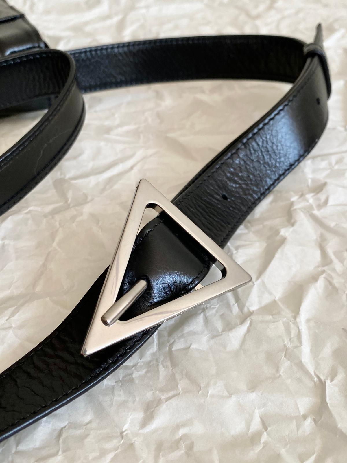 Bottega Veneta Sac à ceinture rembourré noir, Pour les femmes, Sacs pour femmes 7in/18cm 710075VCQR18425