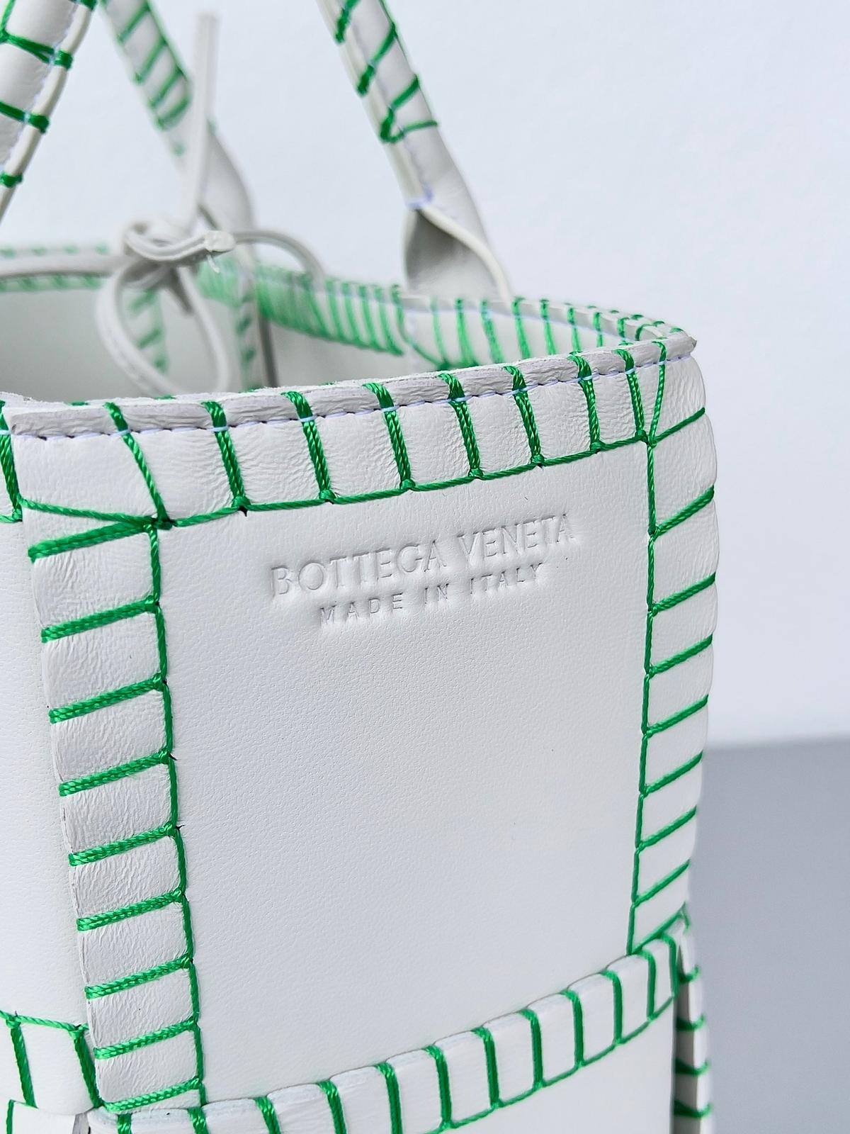 Bottega Veneta Small Arco Tote Bag Blanc, Pour les femmes, Sacs pour femmes 11.8in/30cm