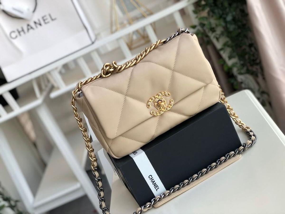 Chanel 19 Flap Bag Petit corps croisé 10.2po/ 26cm beige pour les femmes
