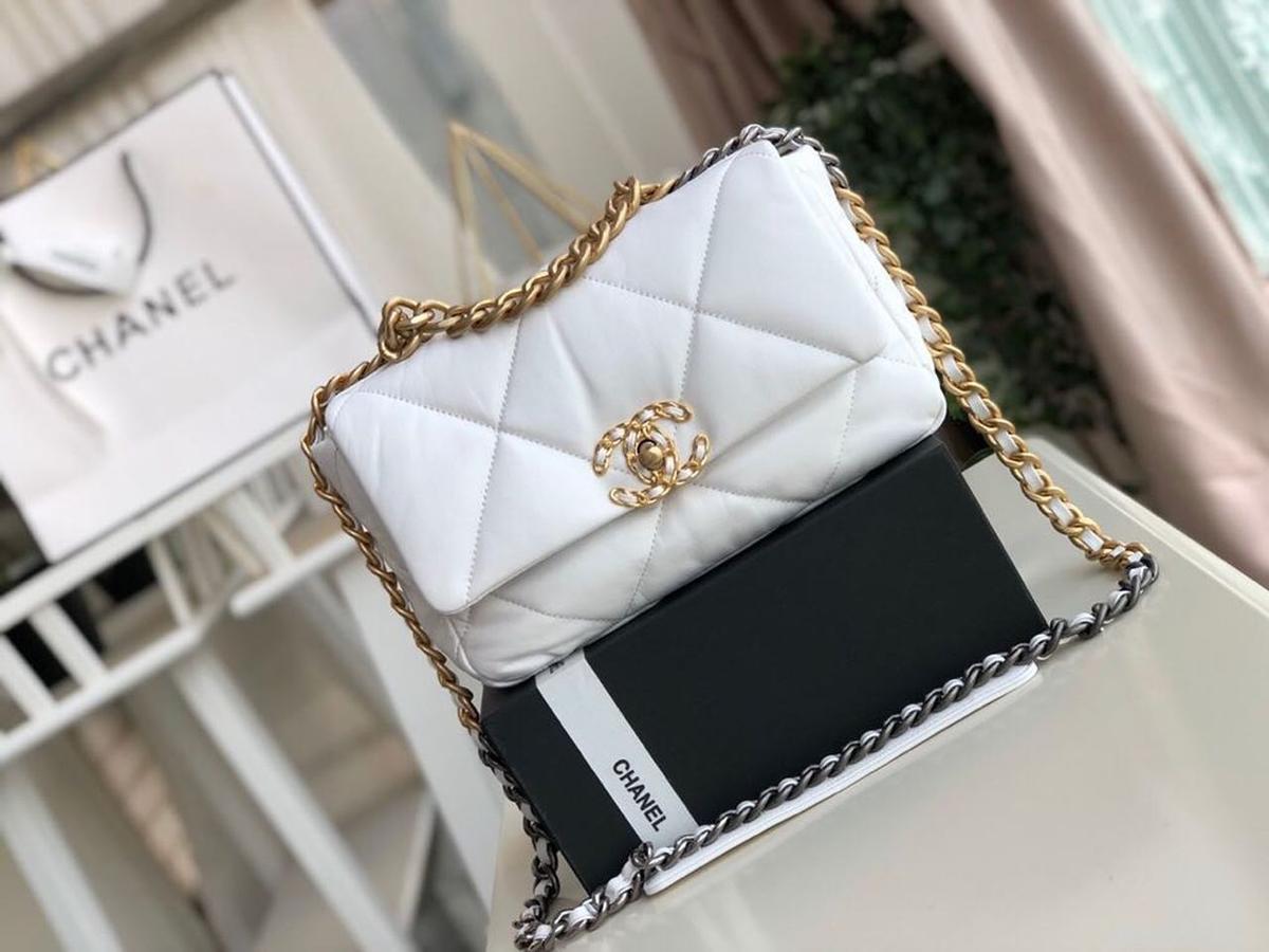 Chanel 19 Flap Bag Petit corps croisé 10.2in/ 26cm Blanc pour les femmes AS1160