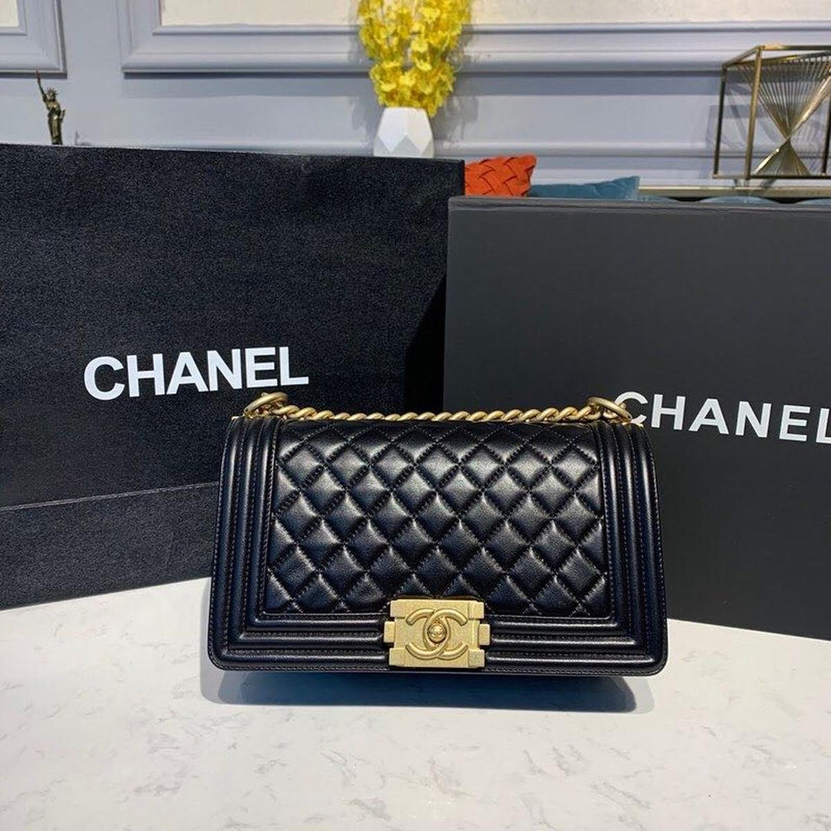 Chanel Boy Middle Crossbody Bag 9.8in/ 25cm Black Gold Hardware pour les femmes A67086