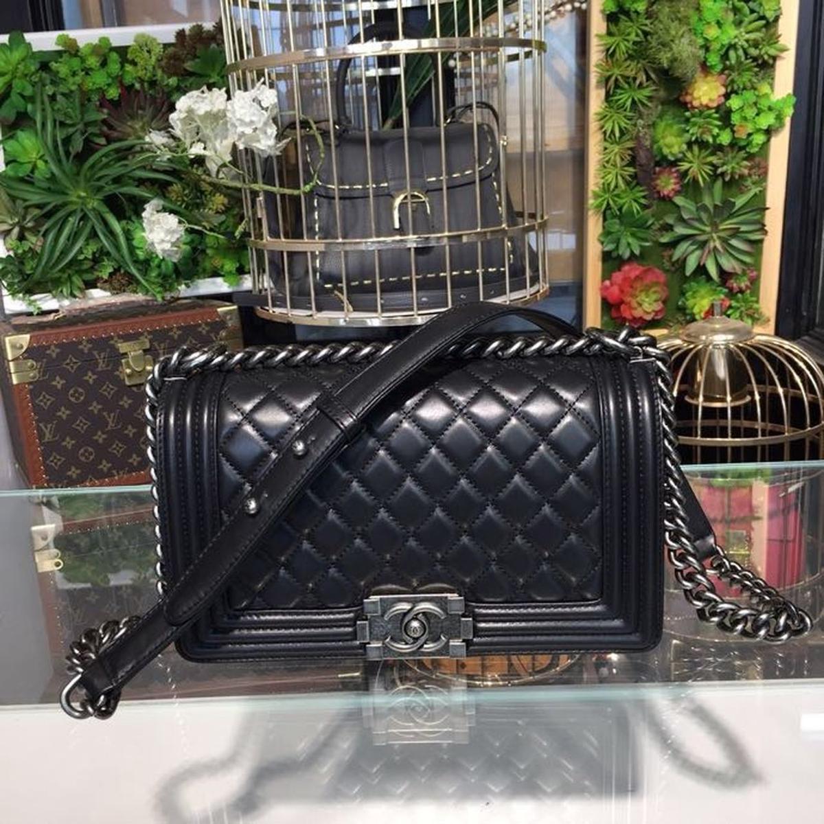 Chanel Boy Middle Crossbody Bag 9.8in/ 25cm Black Silver Hardware pour les femmes