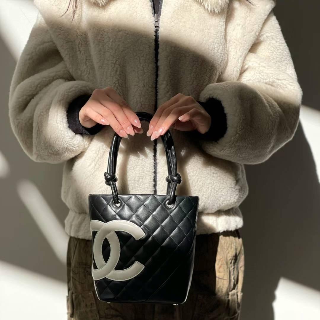 Chanel Cambon Ligne Petit sac à seau 7,8po/ 20cm Black/ White Silver Hardware pour femmes