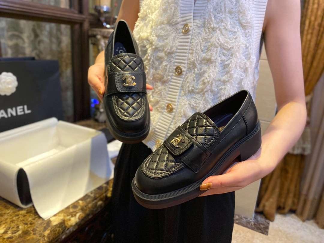 Chanel CC se retourne sur le talon de piège noir pour les femmes
