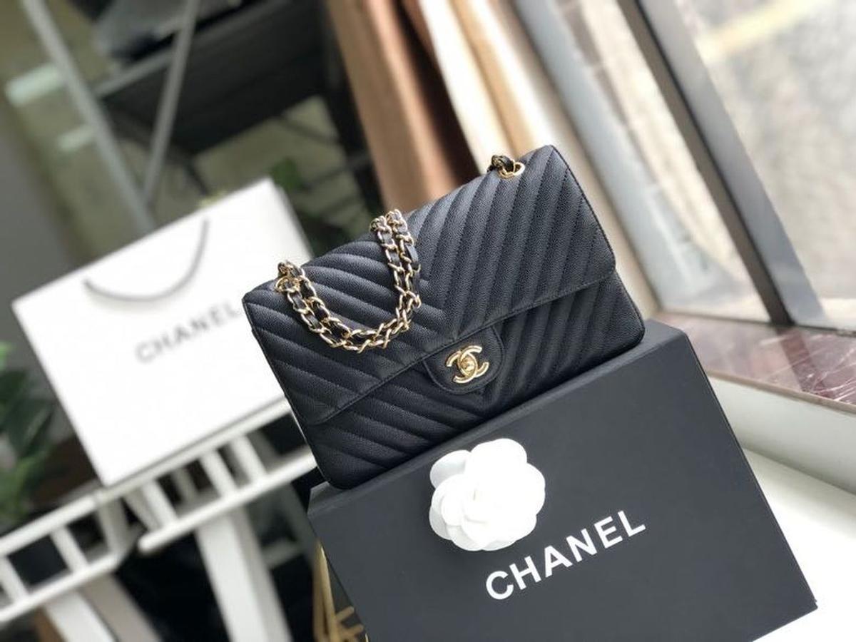 Chanel Chevron Classic Flap Middle Crossbody Bag 10po/ 25,5cm Black Gold Toned Hardware pour femmes
