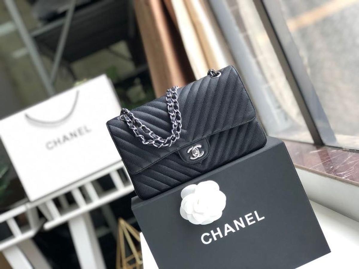 Chanel Chevron Classic Middle Crossbody Bag 10po/ 25.5cm Black Silver Hardware pour les femmes