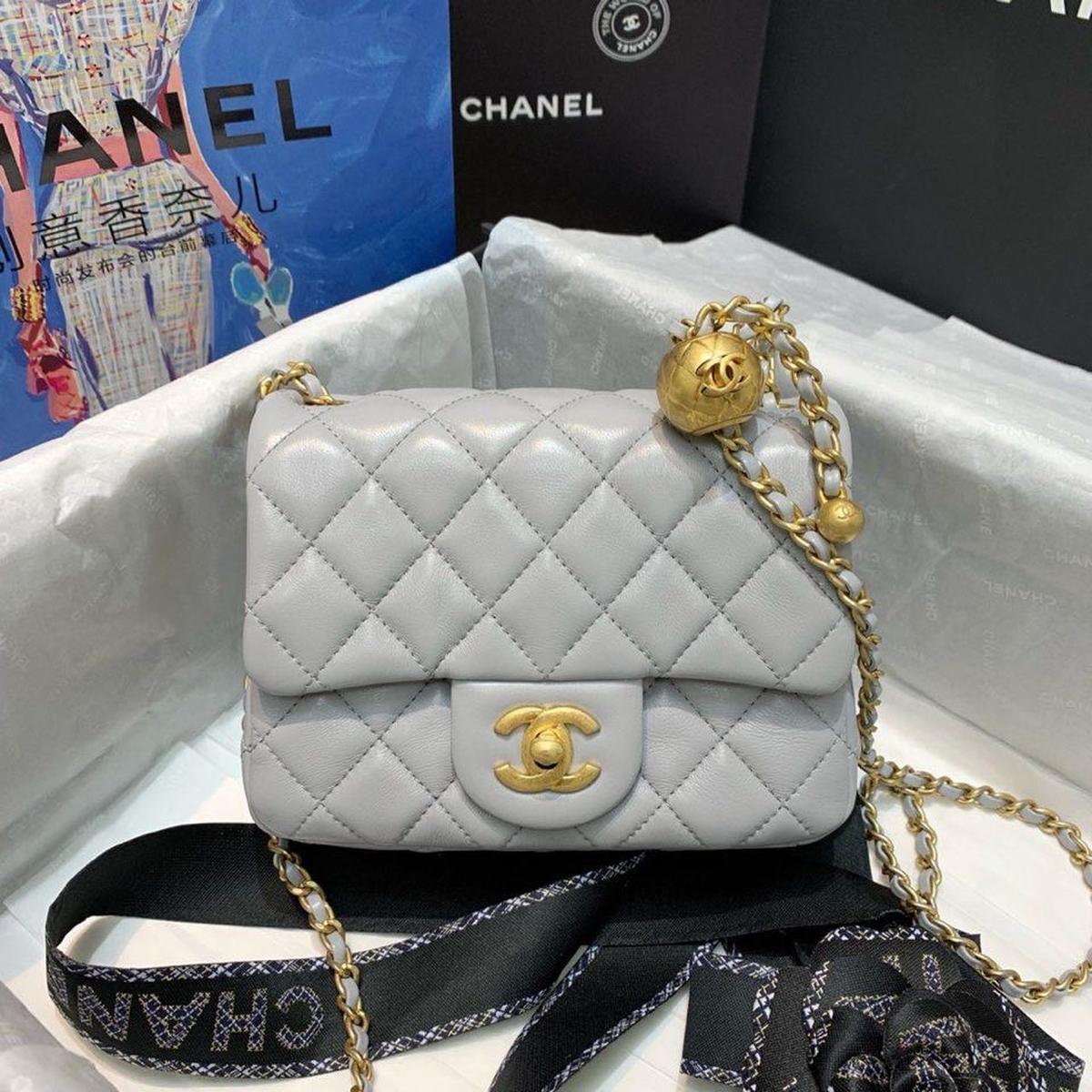 Chanel Classic Flap Bag avec chaîne de charme Mini Crossbody 7 po/ 17 cm de matériel en or gris pour les femmes