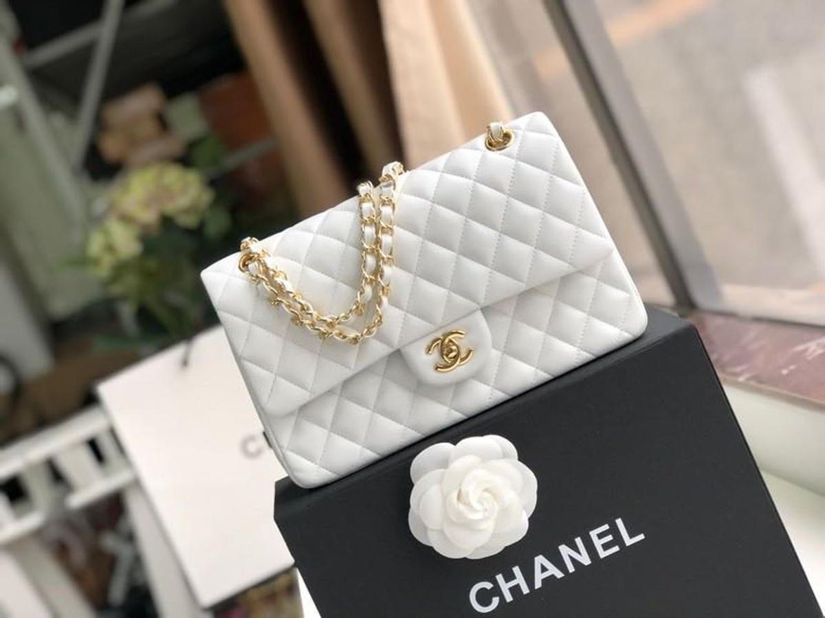 Chanel Classic Double Flap Sac Crossbody moyen 10po/ 25,5cm Matériel en or blanc pour femmes A01112