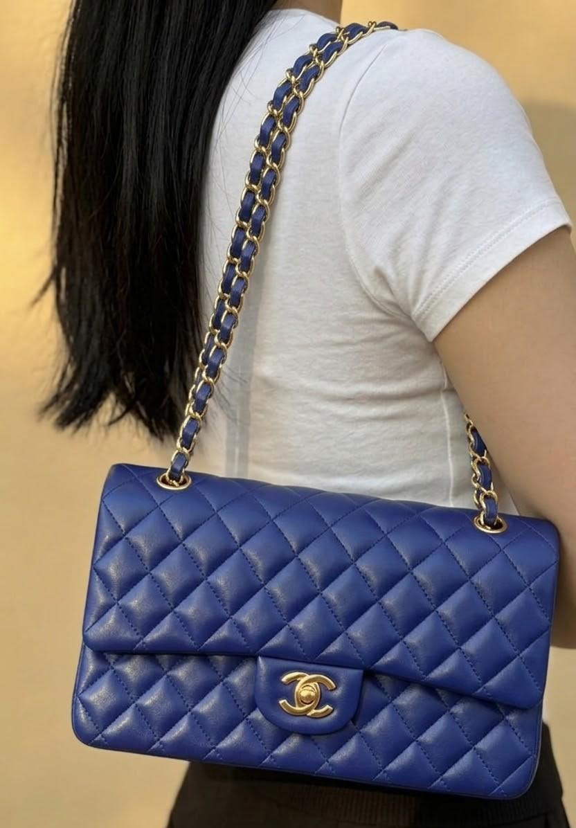 Chanel Classic Double Flap Sac Crossbody moyen 10po/ 25,5cm Hardware Blue Gold pour femmes A01112