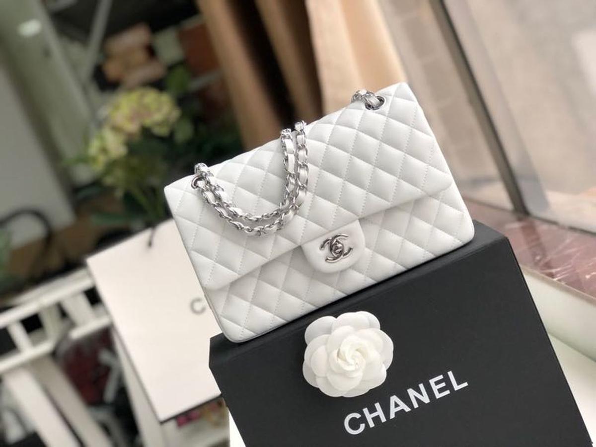 Chanel Classic Double Flap Sac Crossbody moyen 10po/ 25,5cm Matériel en argent blanc pour les femmes