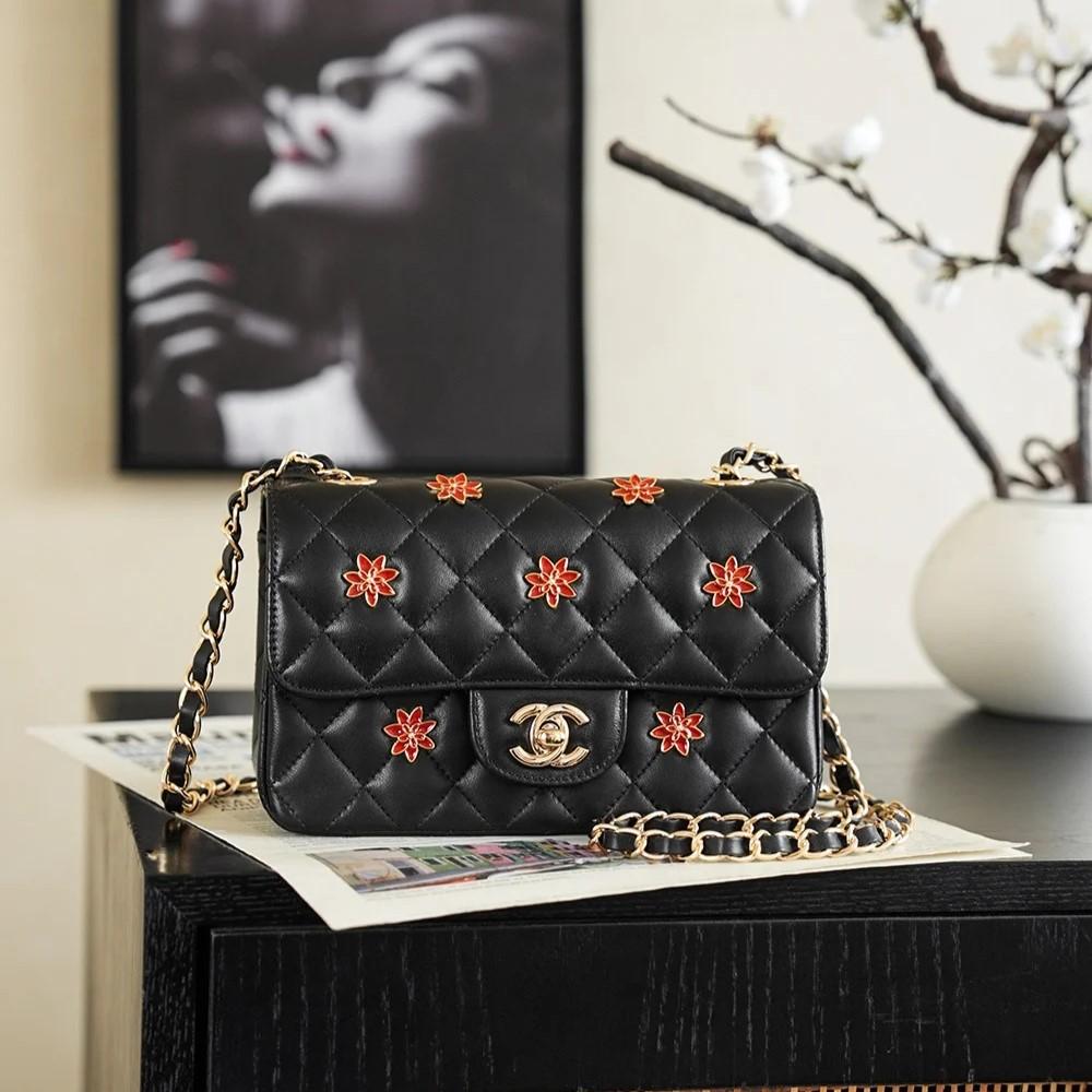 Chanel Classic dans Bloom Mini sac de corps croisé 7,9 po/ 20cm Black Gold Hardware pour les femmes