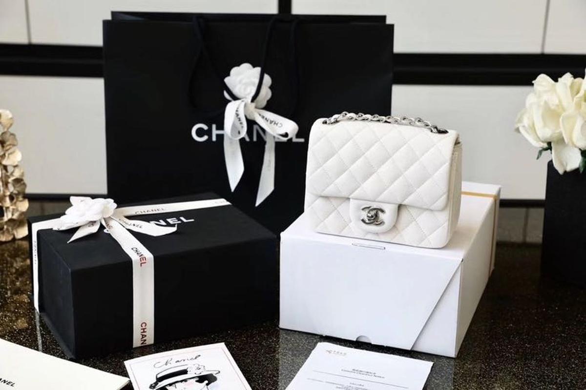 Chanel Classic Flap Bag Mini Crossbody 6.6po/ 17cm Matériel en argent blanc pour les femmes