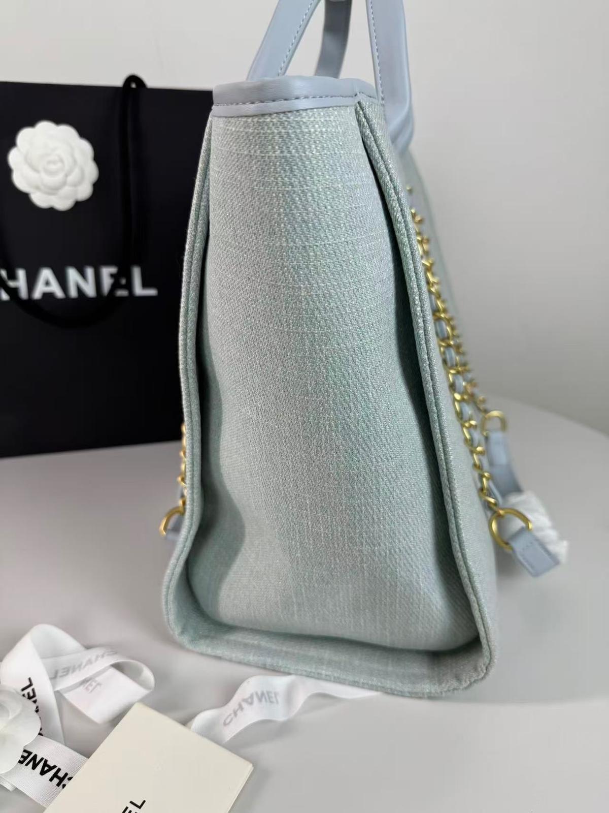 Chanel Deauville Petit sac de rangement 12.5po/ 32cm Matériel en or bleu clair pour femmes