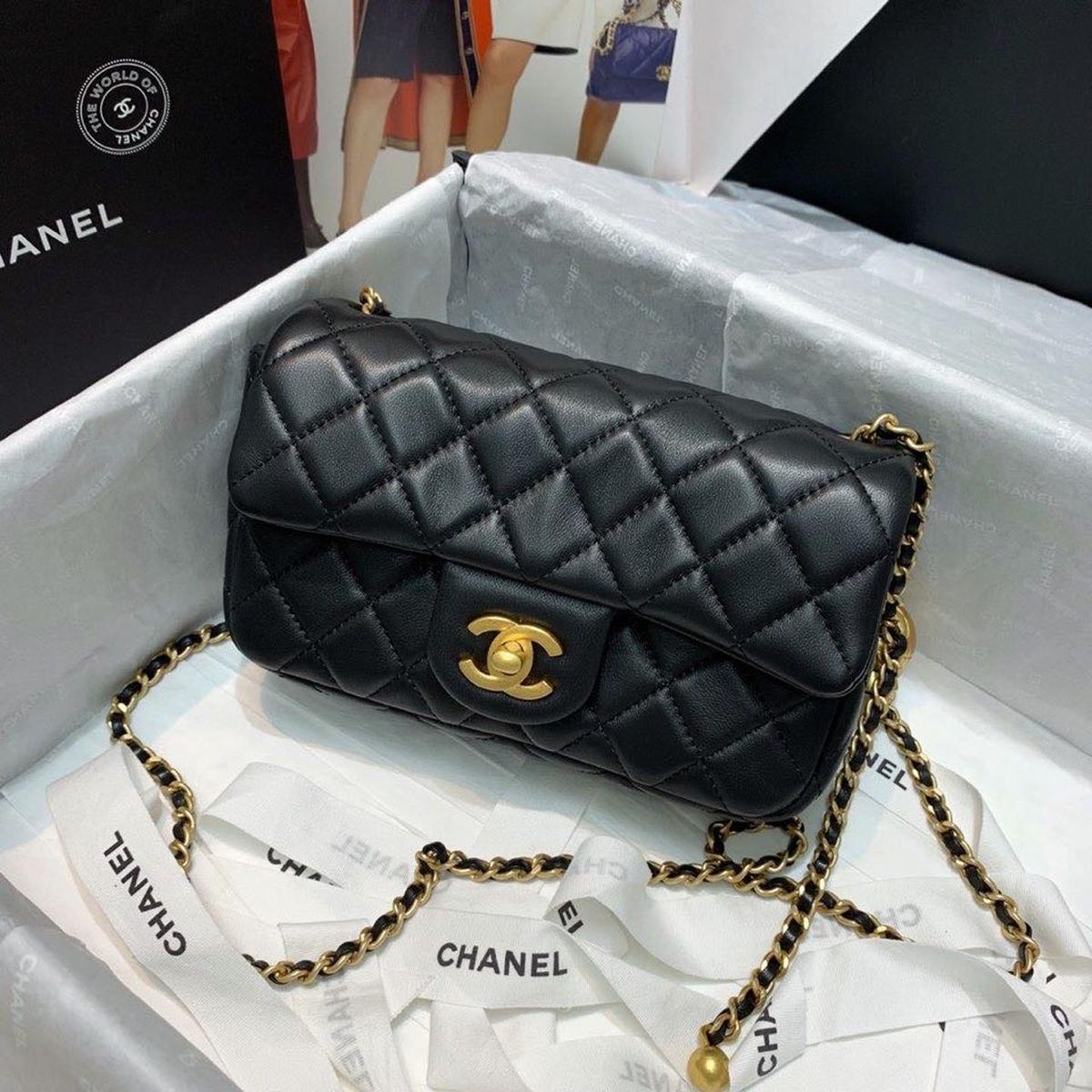 Chanel Flap Sac avec CC Ball sur la sangle petit corps 7.8in/ 20cm Black Gold Hardware pour les femmes AS1787