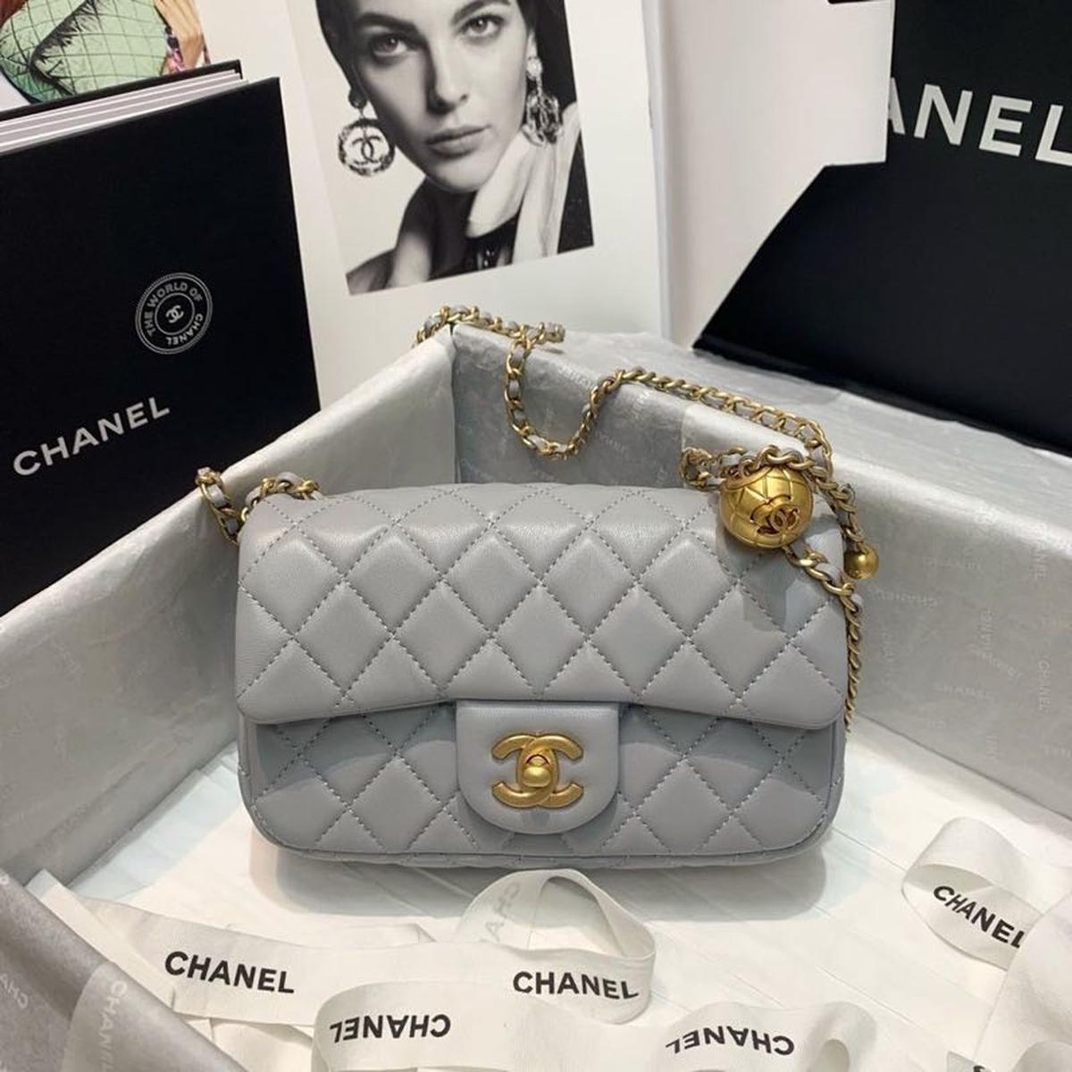 Chanel Flap Bag avec CC Ball sur la sangle Mini Crossbody 7.8in/ 20cm Grey Gold Hardware pour les femmes AS1787