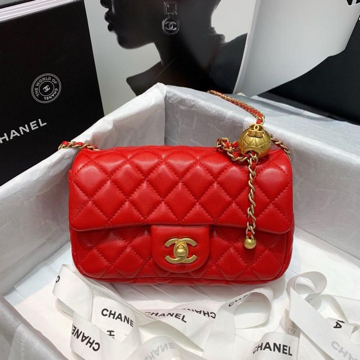 Chanel Flap Sac avec CC Ball On Strap Mini Crossbody 7.8in/ 20cm Red Gold Hardware pour les femmes AS1787