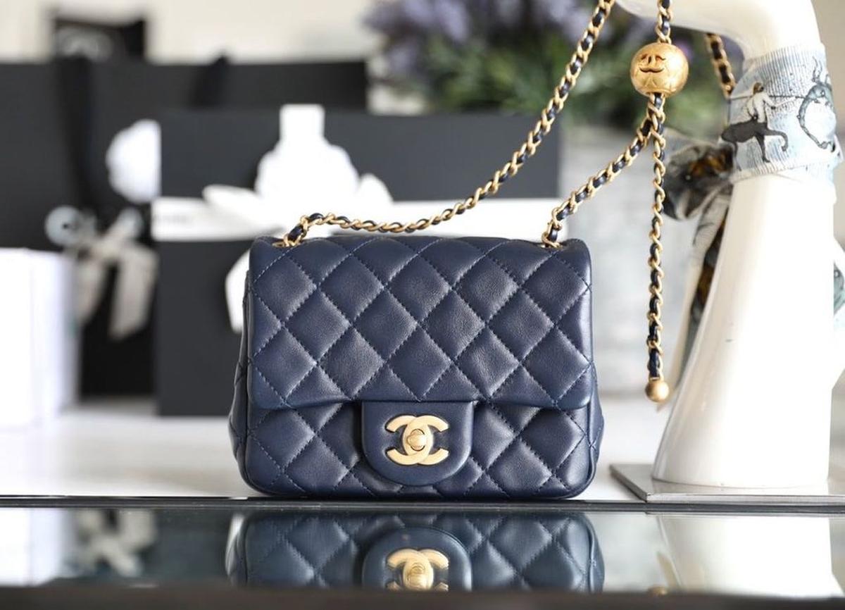 Chanel Flap Sac avec CC Ball On Strap Mini Crossbody 6.6po/ 17cm Navy Blue Gold Hardware pour femmes AS1786